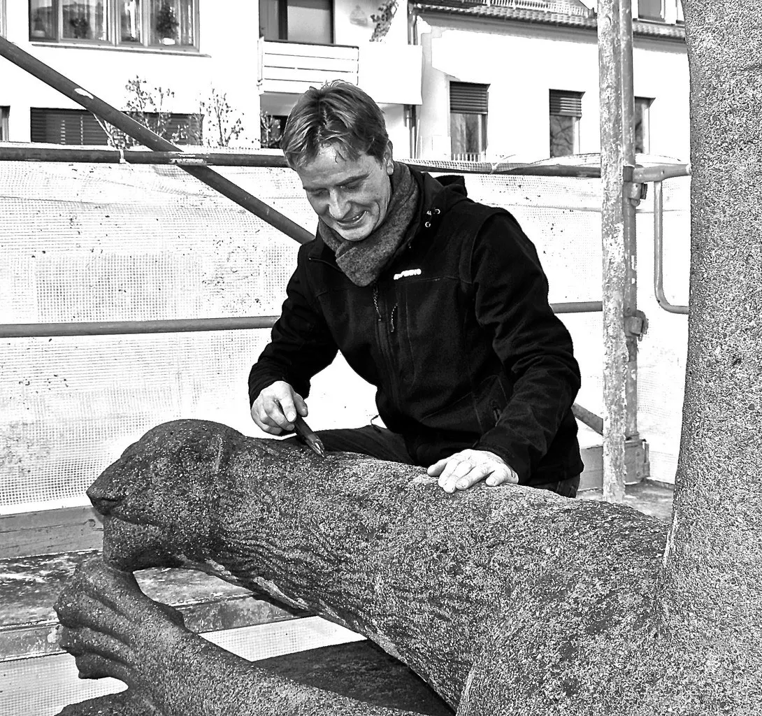 Johannes Vogel bei der Arbeit an einer Steinskulptur